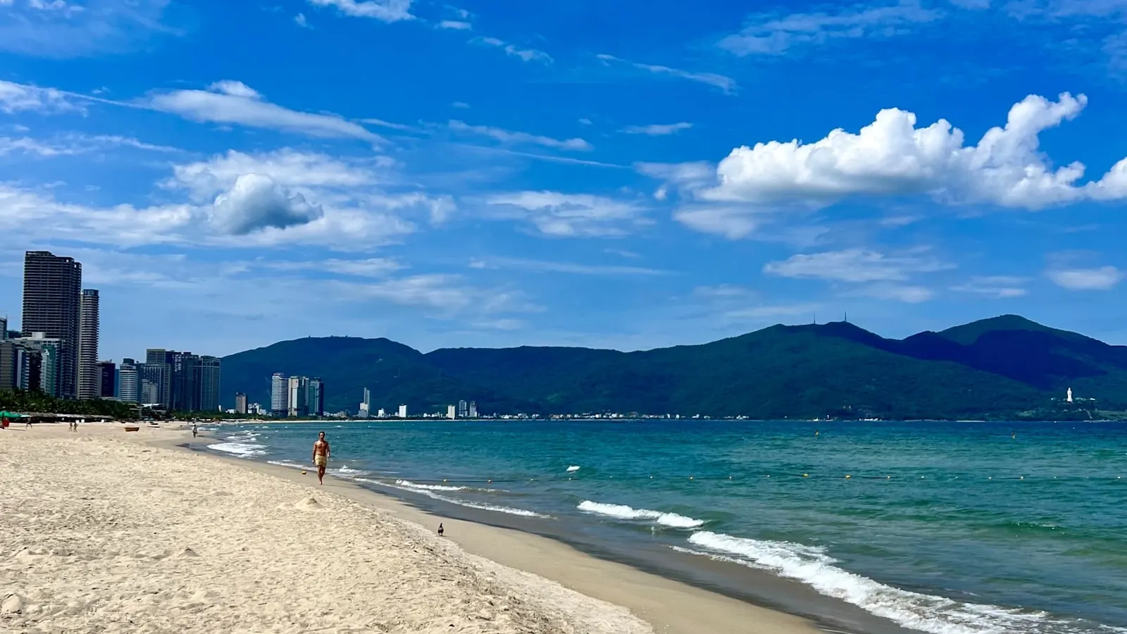 Bãi biển Mỹ Khê Đà Nẵng ngày nắng, nhìn về phía bán đảo Sơn Trà