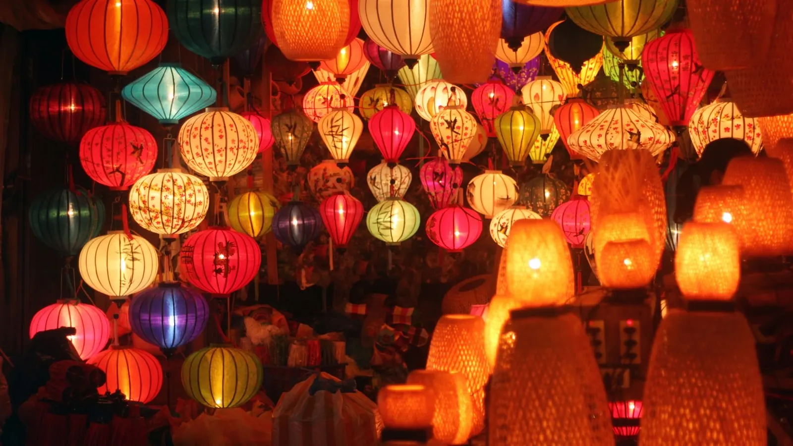 Đèn lồng lụa nhiều màu treo kín một cửa hàng trong phố cổ Hội An về đêm