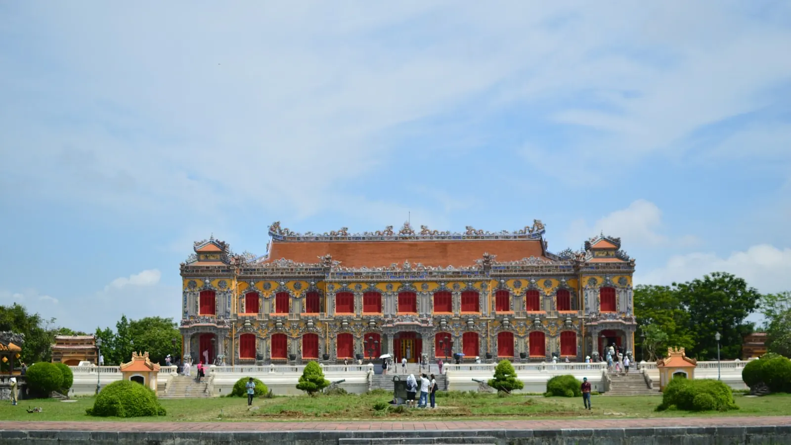 Điện Kiến Trung trong Đại Nội Huế với mái ngói và hoa văn khảm sành sứ dưới nền trời xanh